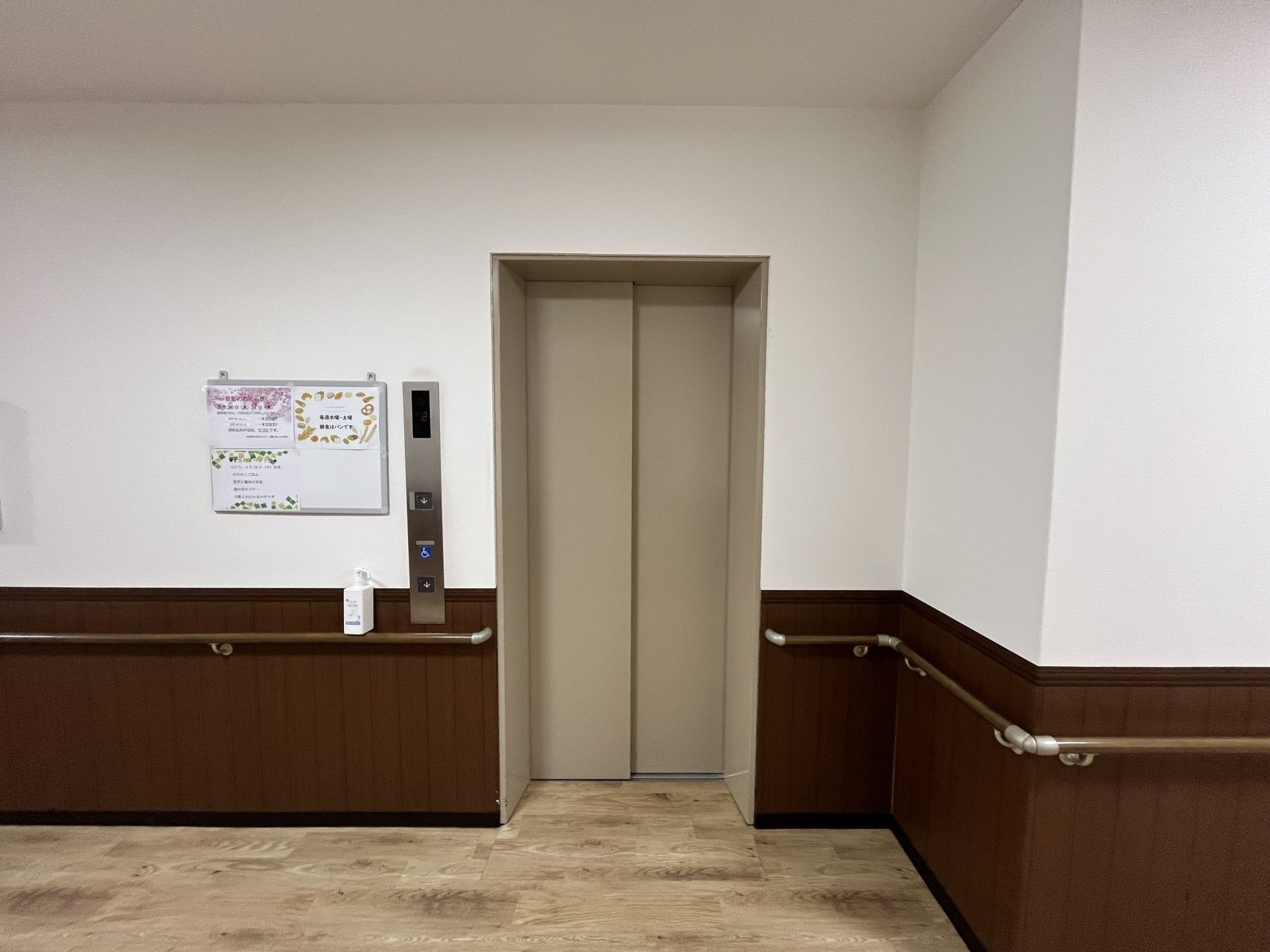 安全なエレベーター前