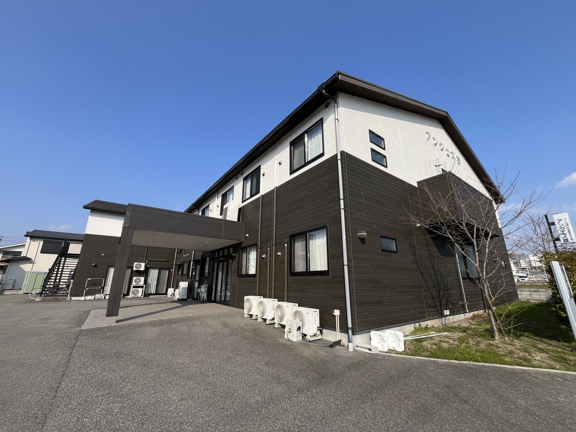 落ち着いた外観の建物