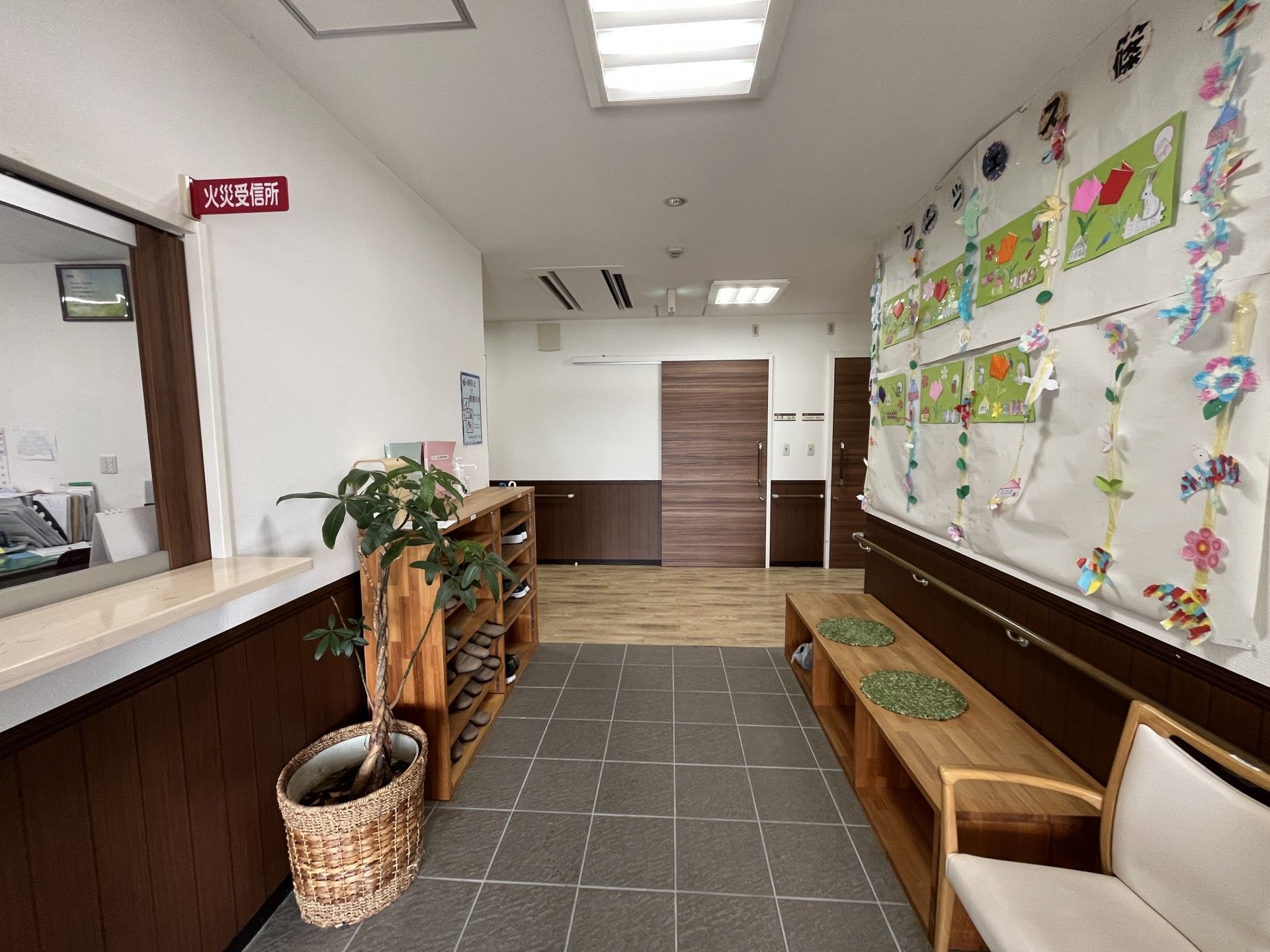 手作り作品が飾られた廊下