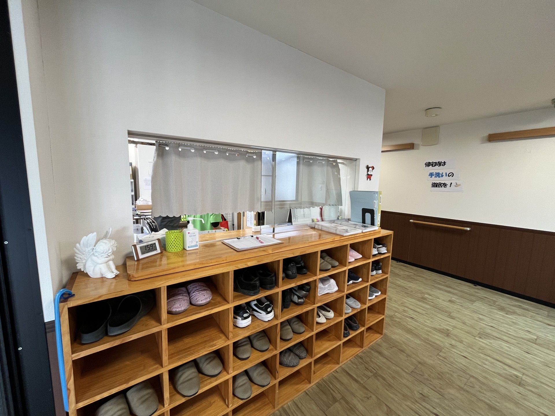 靴箱と受付カウンター