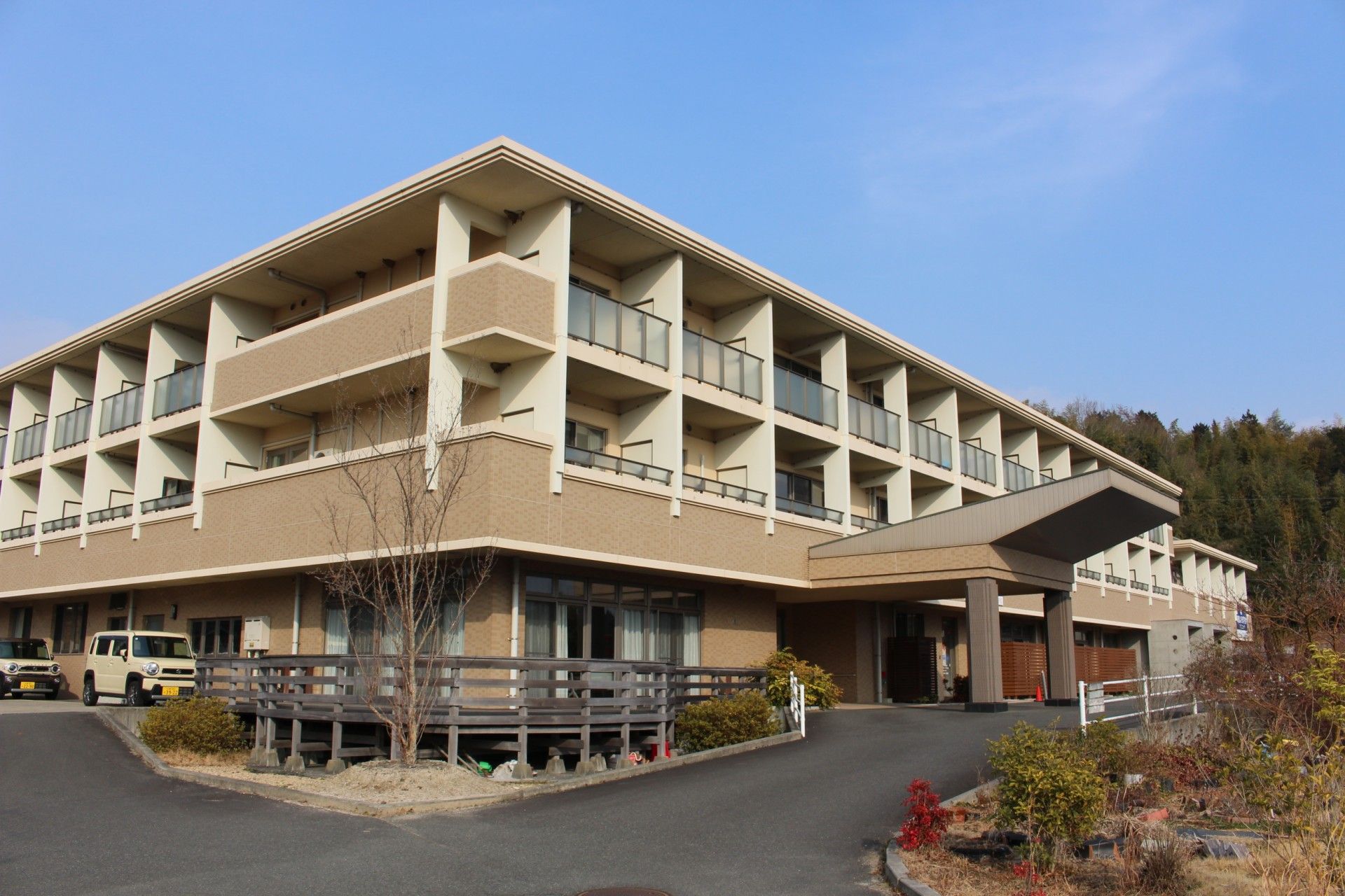 三階建ての建物外観