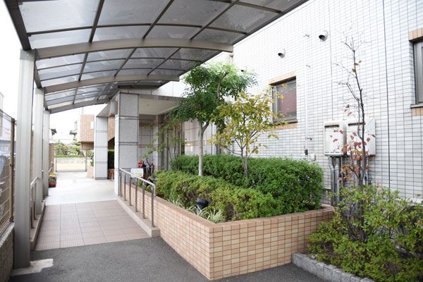 緑豊かなエントランス風景