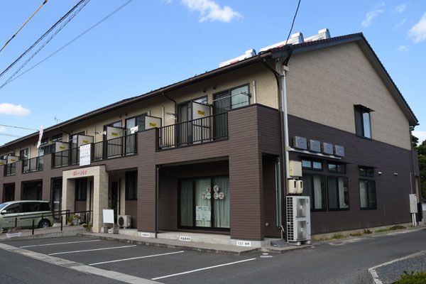 ゆったりとした外観の建物