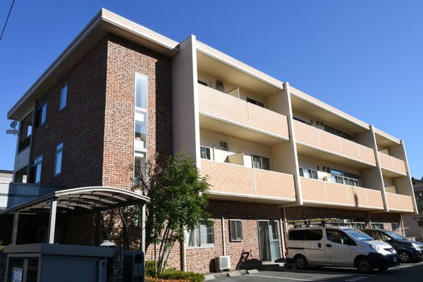 明るい外観の建物