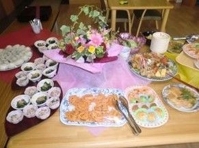 華やかに飾り付けられた特別食の様子。バイキング形式にしてある食事メニュー