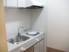 部屋に取り付けてあるミニキッチンを上から写した写真。IHタイプの新しいミニキッチン