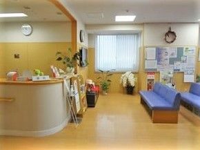 スタッフステーションとその前にあるベンチの様子。施設１階に用意されたクリニックの前