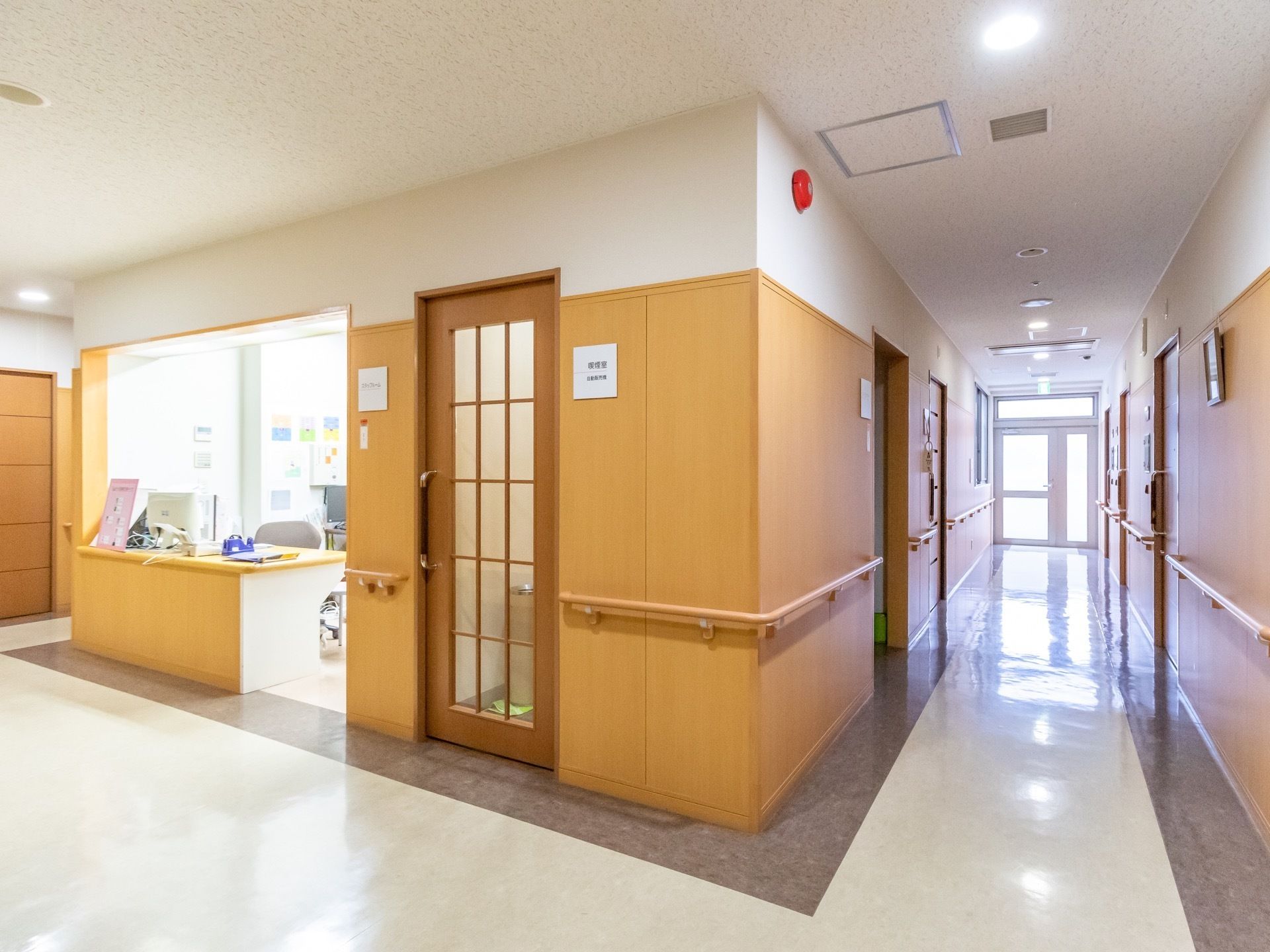 ２本の廊下に挟まれた、施設の中央付近にスタッフルームがある。すぐに出入りできるよう、一部が開放したカウンターが設置されている。