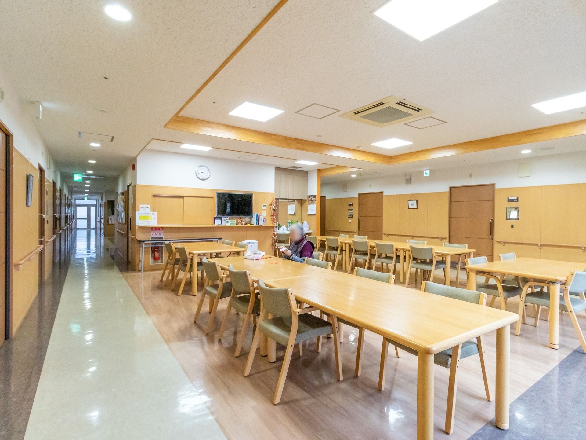 食堂の隅にテレビや空気清浄機、洗面台が設置されている。テーブルは間隔をあけて配置されており移動しやすい。
