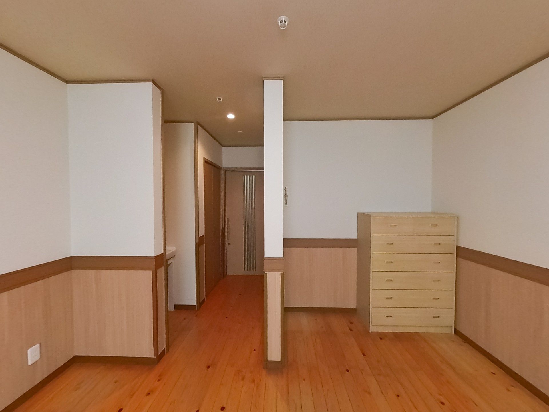 木目調の落ち着いた部屋