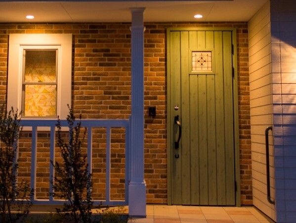 洋風デザインの建物のエントランス付近。施設の外観写真