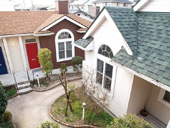 遊歩道を挟んで２棟の建物が建っているアクラスヴィレッジの様子