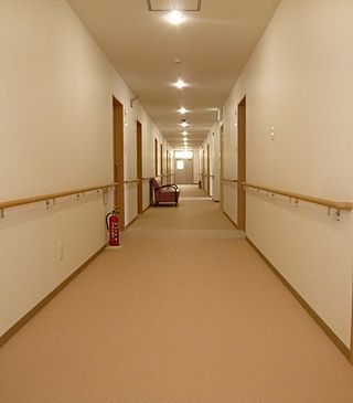 安全な手すり付き廊下
