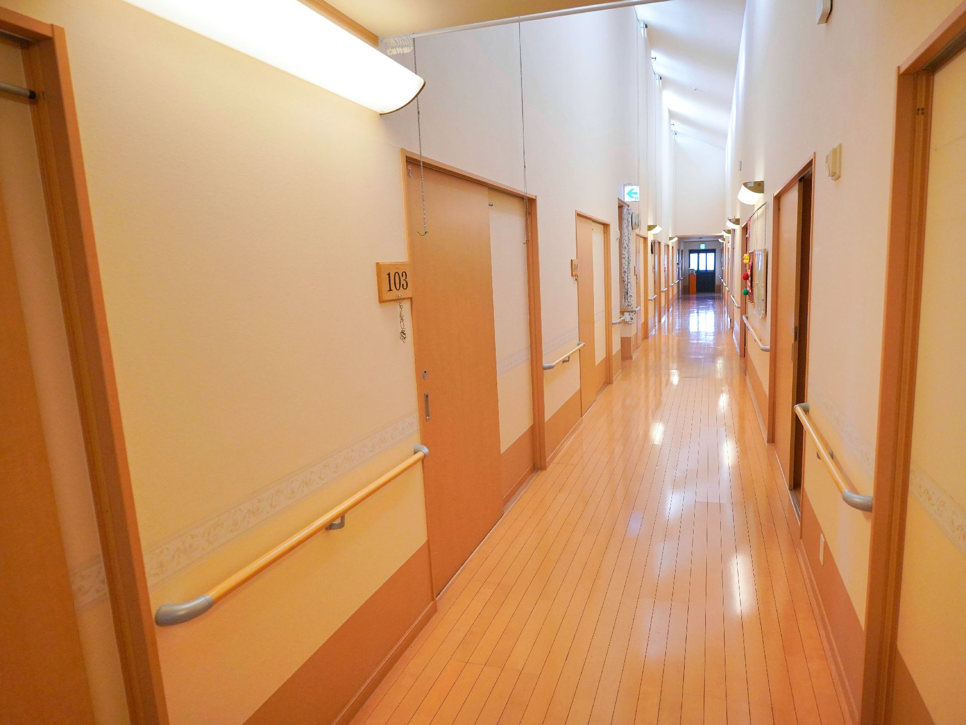 手すりが設置された、各部屋につながる廊下
