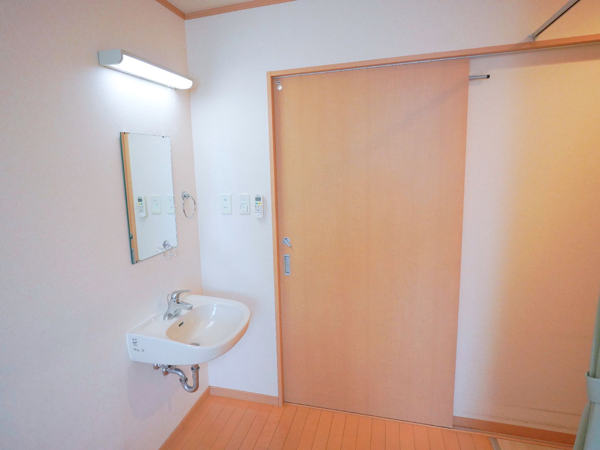 車椅子や杖の方でも利用しやすい椅子がある洗面台