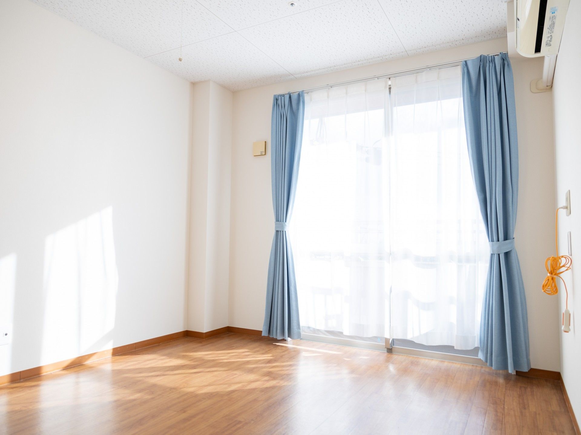 日差しが差し込む部屋