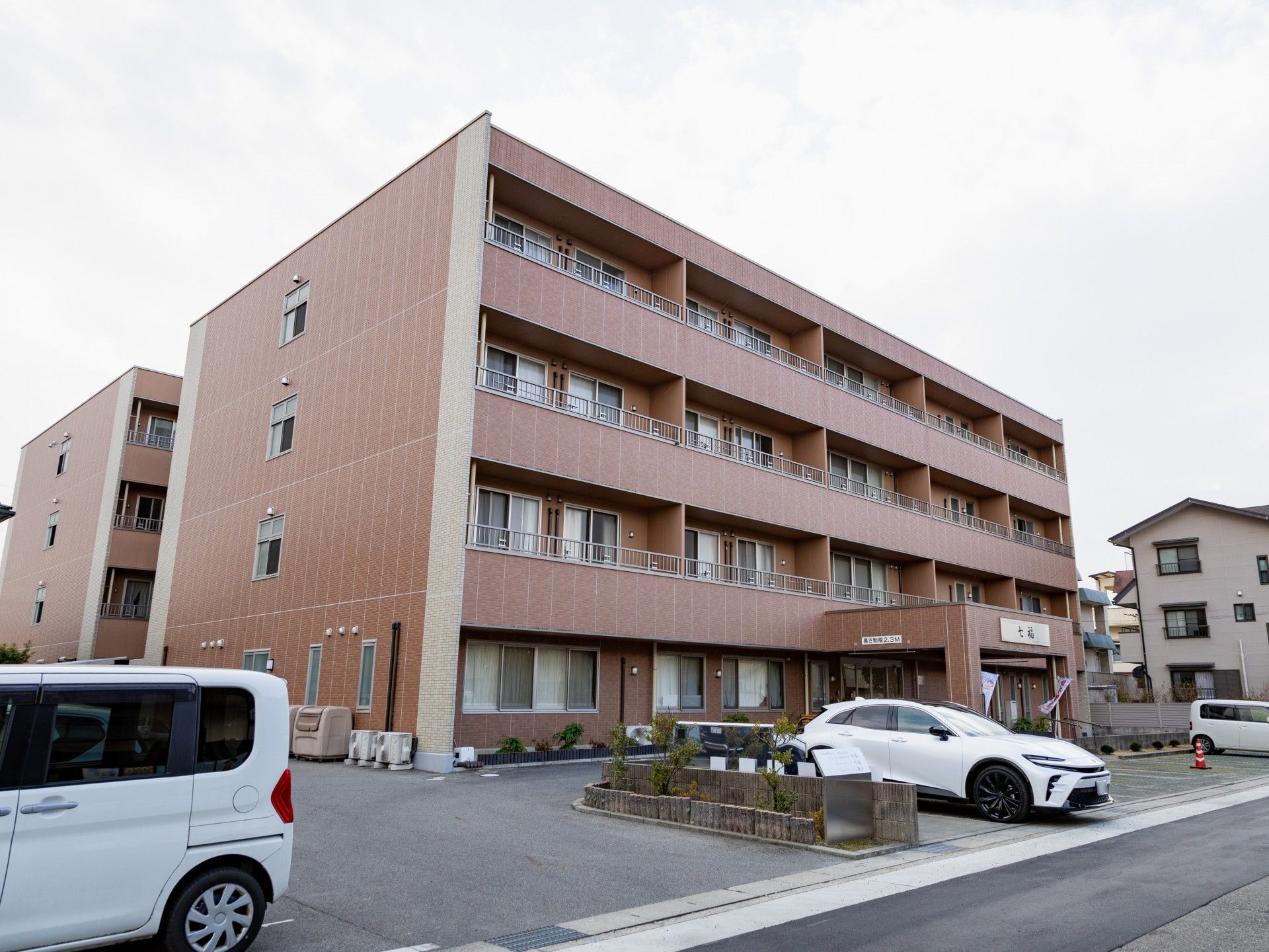 落ち着いた外観の建物