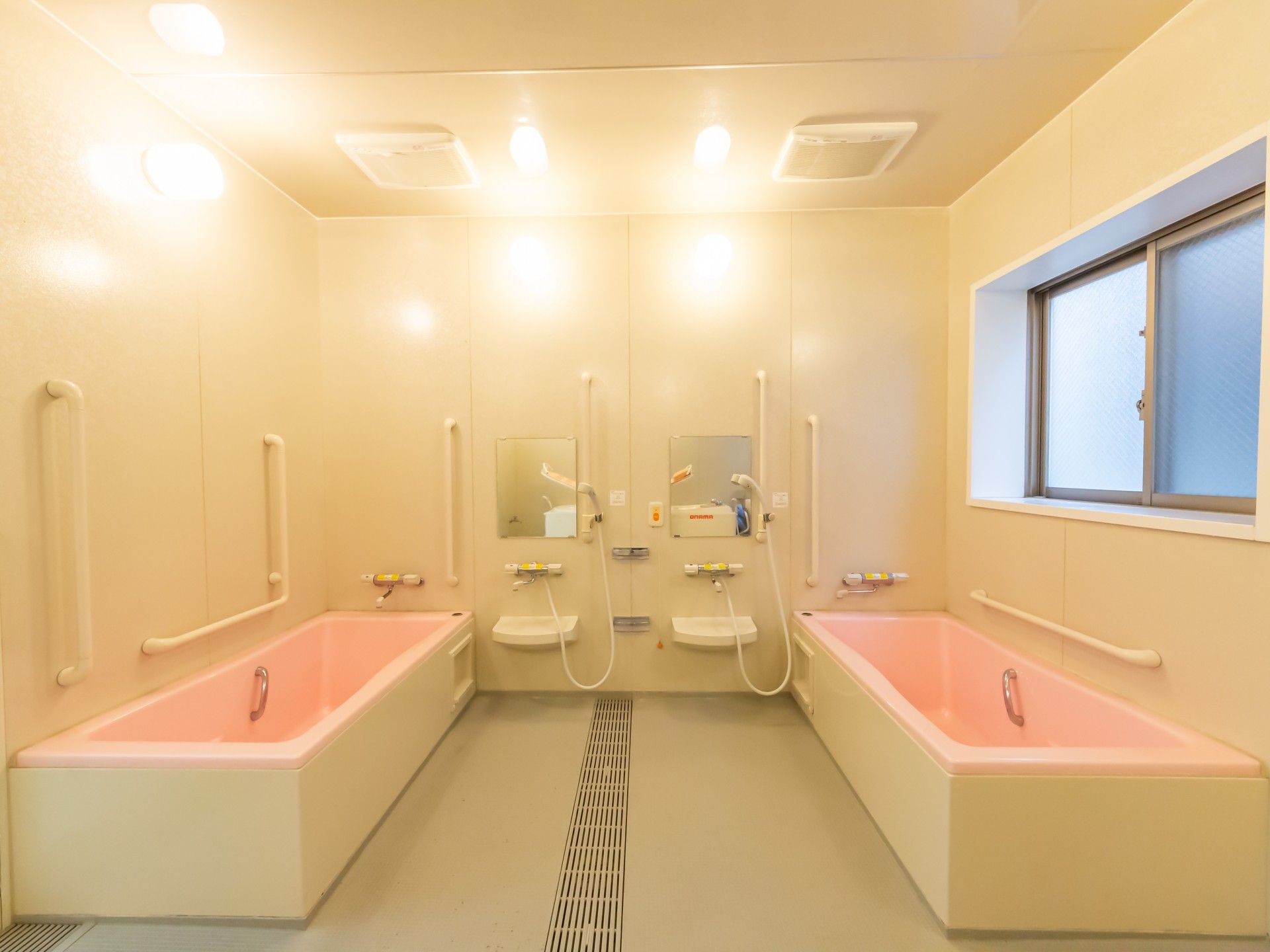 手すり付きの浴室