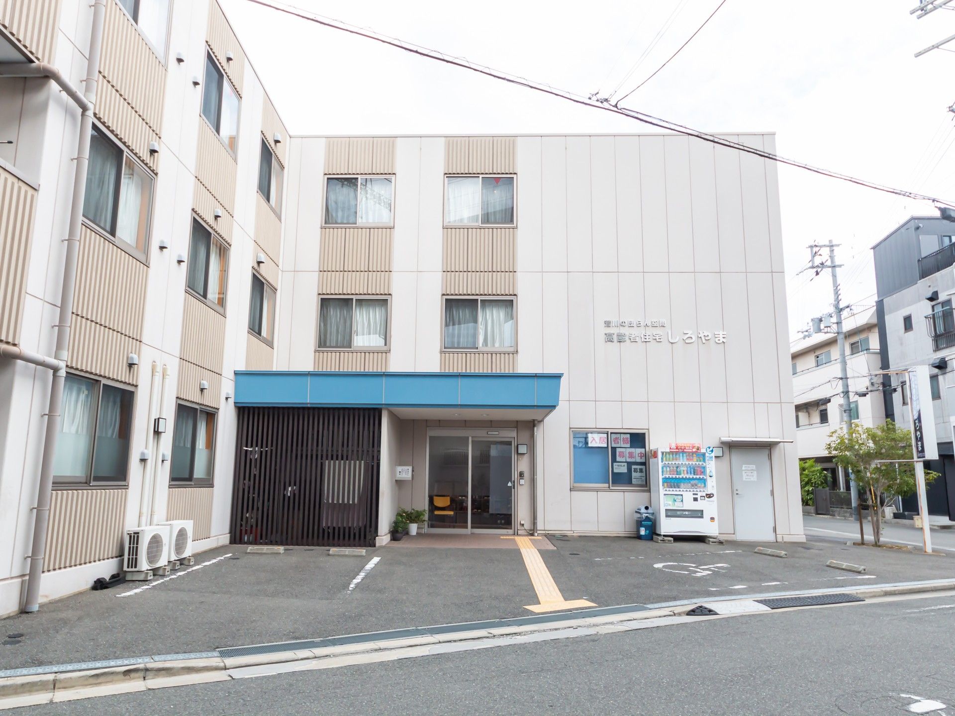 建物の正面玄関