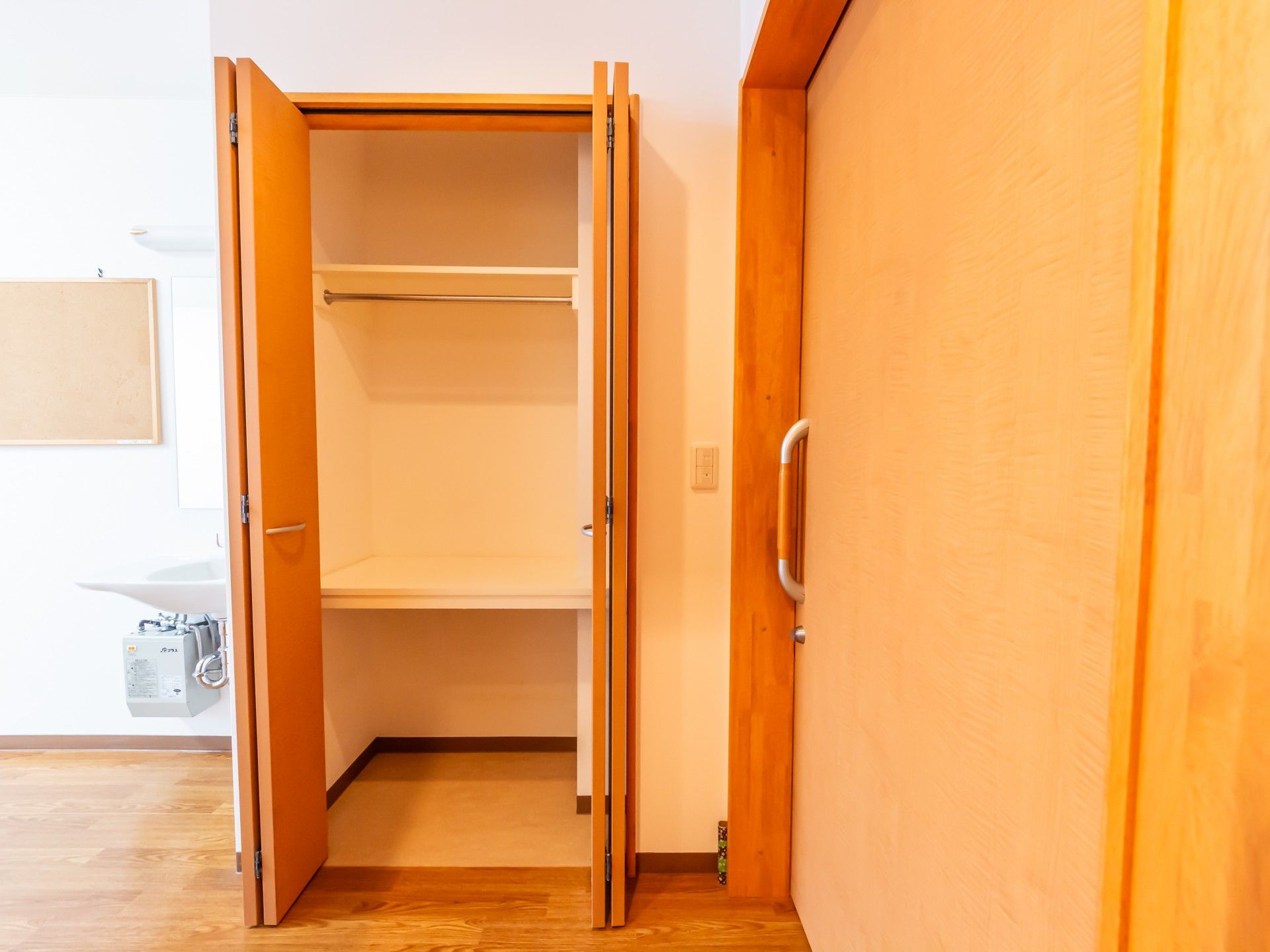 収納スペースと洗面台