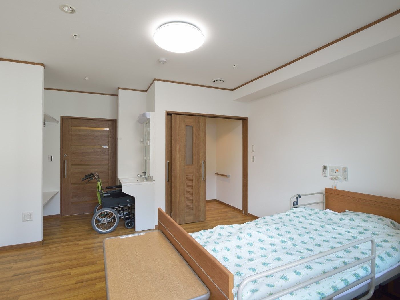 フローリングで、ベッドやトイレが付いた居室には車いす対応の洗面所もついている。