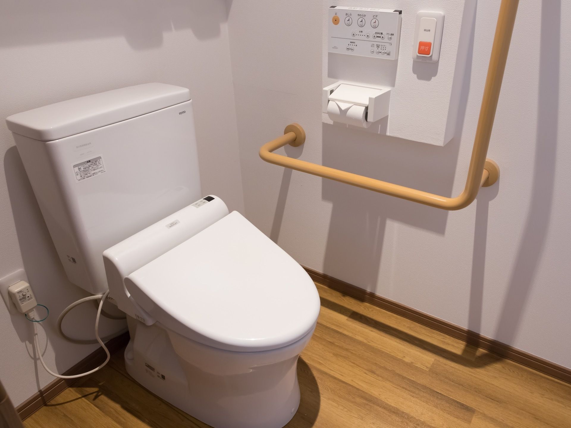 居室には、バリアフリー設計のトイレが完備されている。温水洗浄便座や呼び出しボタン、L型手すりが備え付けられている。