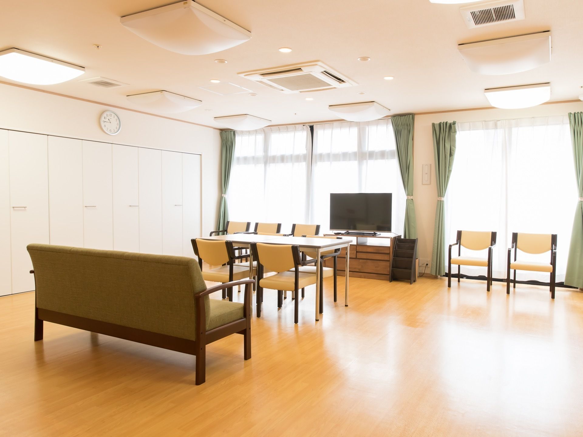 広々とした食堂兼談話室である。ソファやテーブル、複数の椅子が置かれている。テレビが窓際に設置されている。