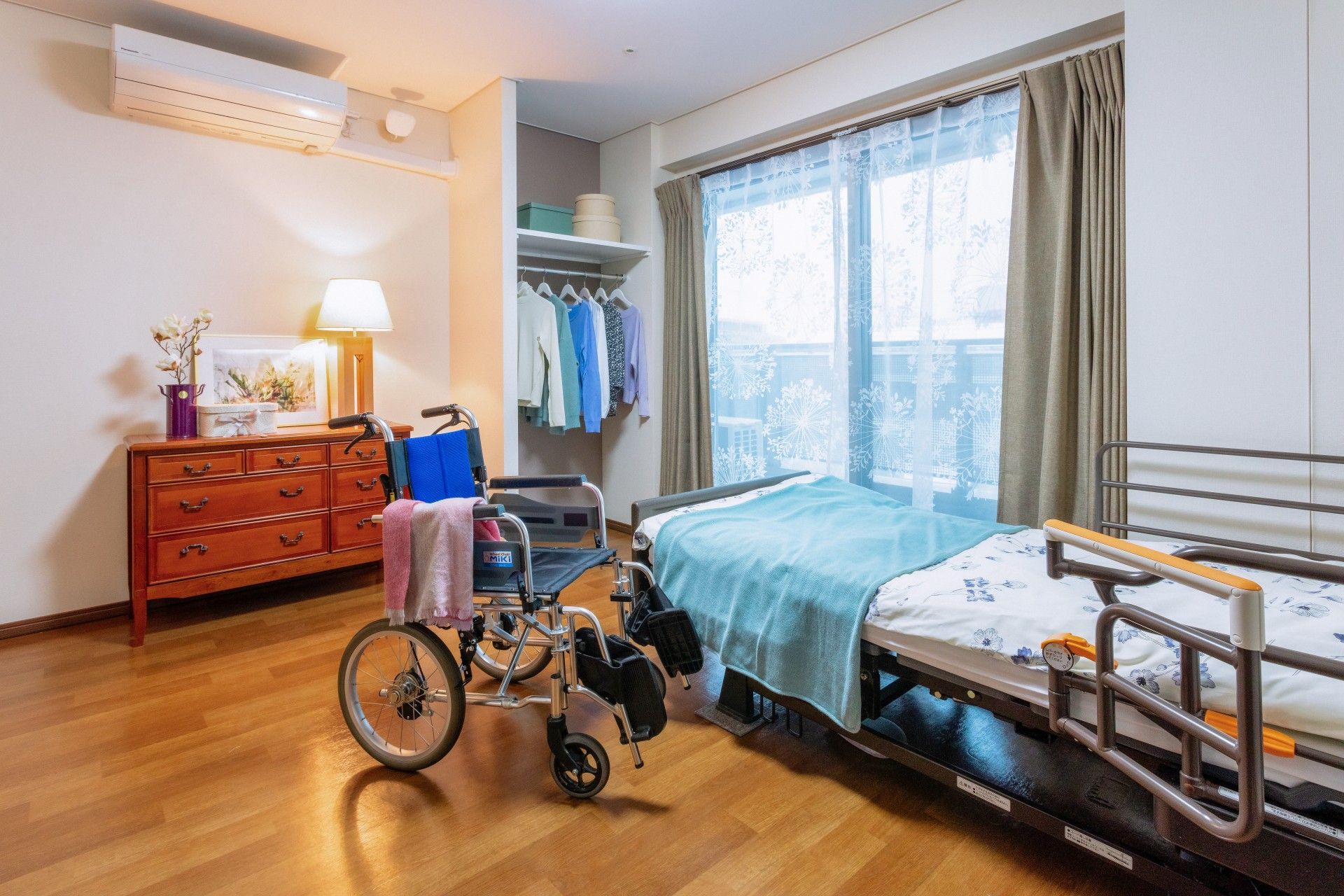 フローリングで、ベッドやトイレが付いた居室には車いすが持ち込まれている。