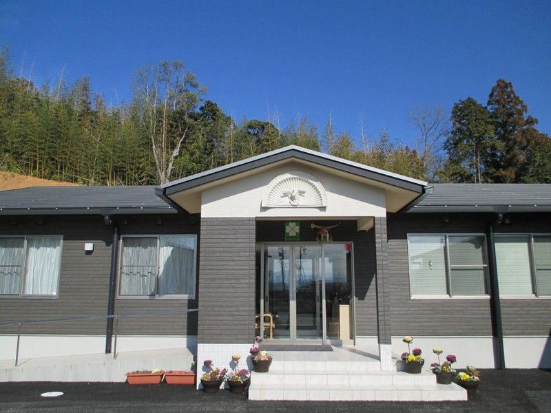 明るい入口の建物