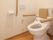 手すり付きのトイレの様子。ナースコールがある介護仕様のトイレ