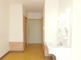 明るい居間と廊下のある部屋