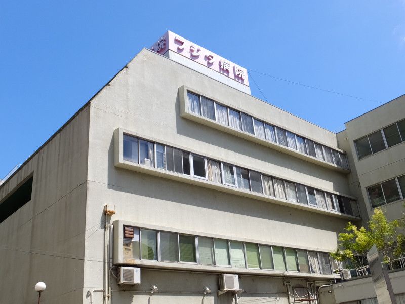 コンクリート調の病院。台形のような形をとっている