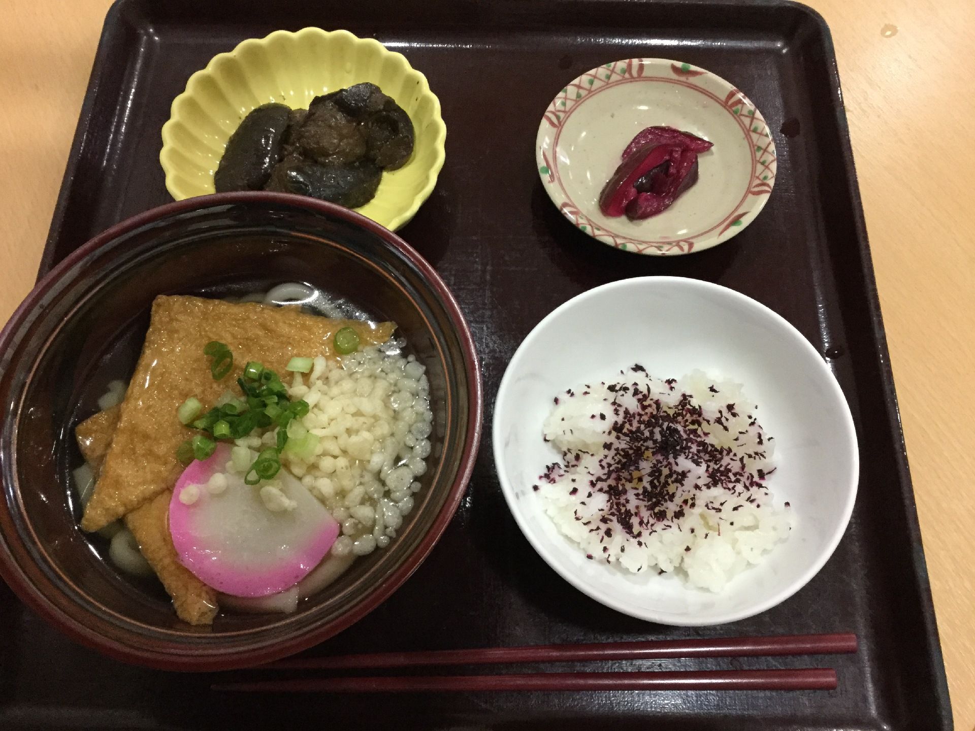 きつねうどんにマッシュポテトのようなものにお漬物。それらが角盆に載っている