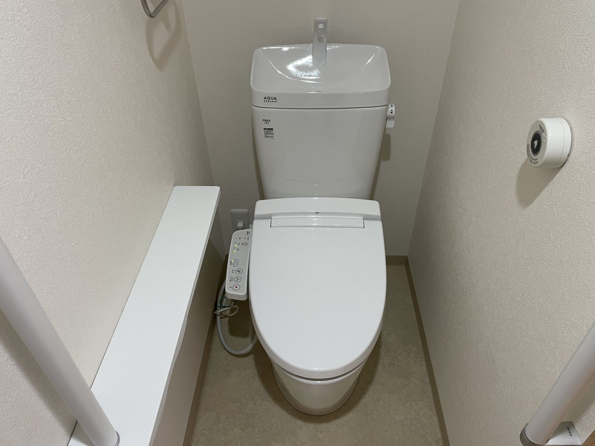 手すり付きの清潔なトイレ