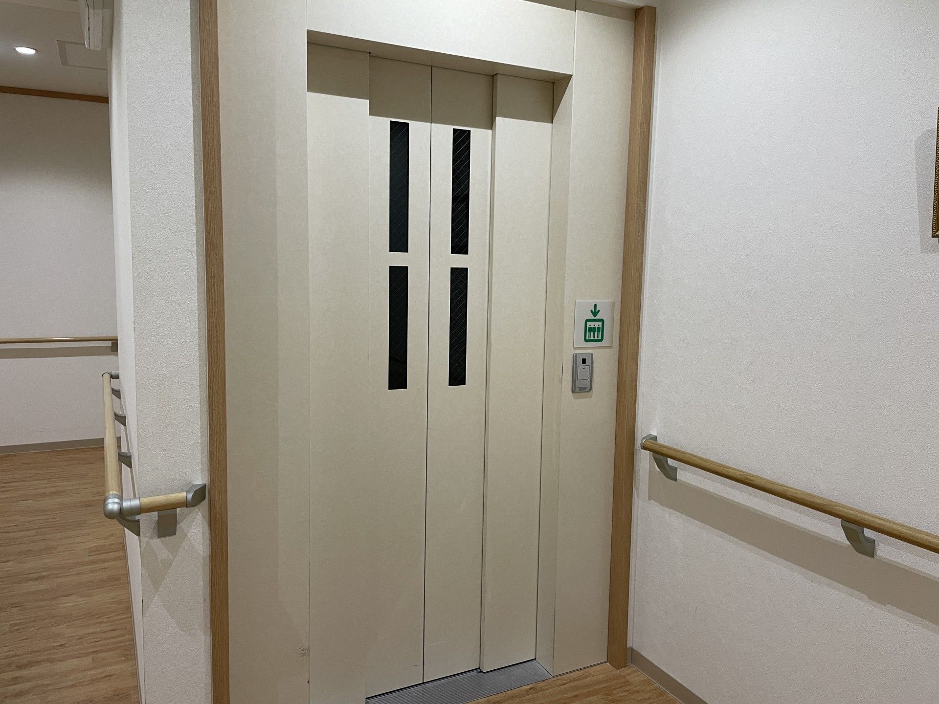 エレベーターの扉と操作パネル