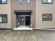 落ち着いた色合いのエントランス