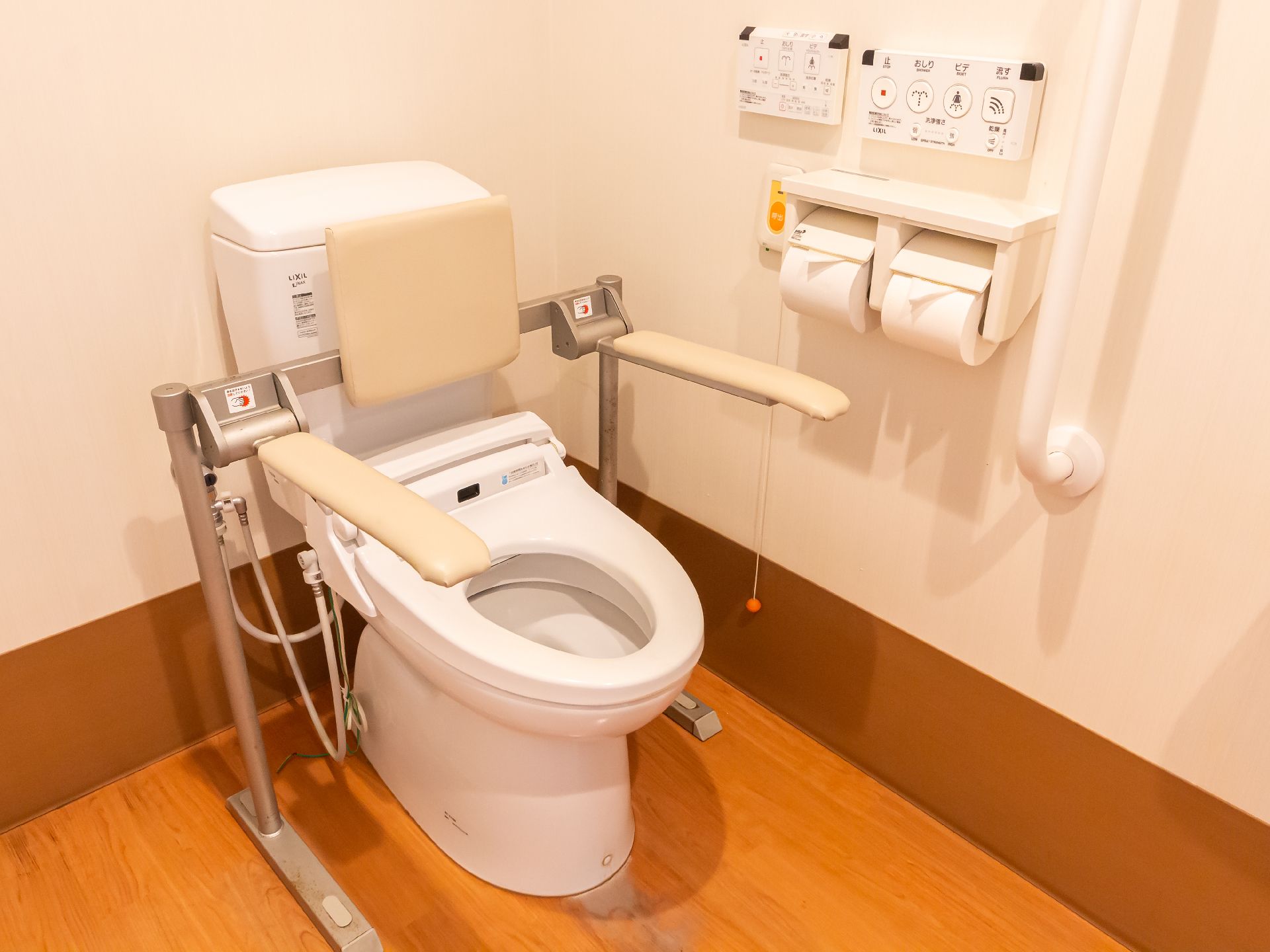 背もたれ付きのトイレ