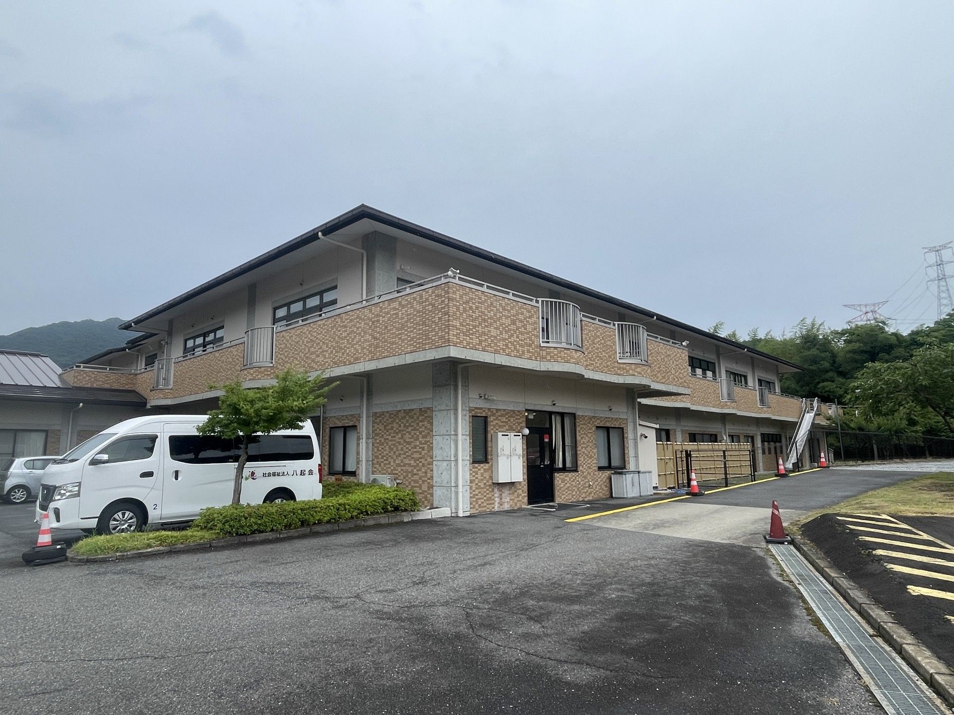 建物外観と駐車場