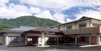 山に囲まれた建物の外観