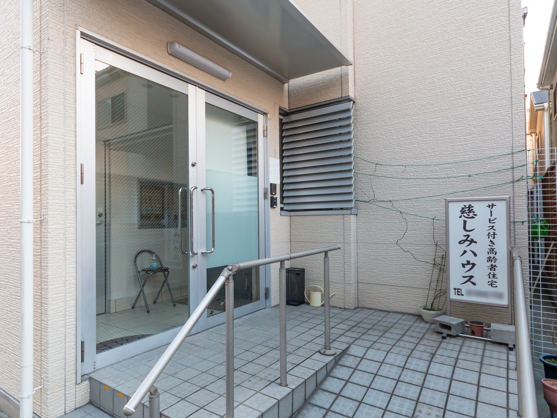 入口のスロープと扉