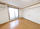 介護施設内の明るい廊下と部屋