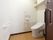 広いトイレには手すりと呼び出しボタンが付き、引き戸で開け閉めがしやすくなっている。