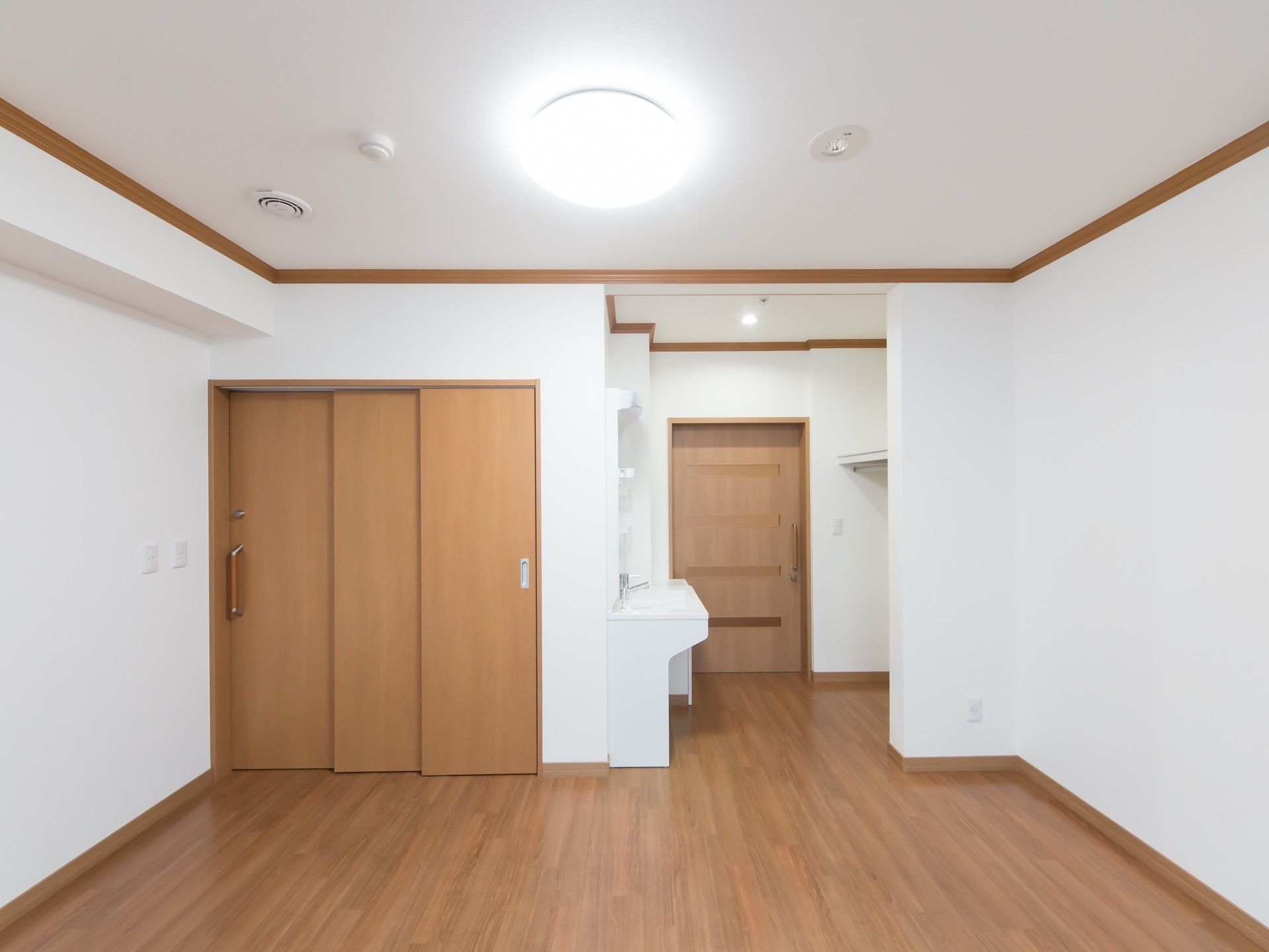 居室は白い内装で統一され、ドアの茶色のコントラストが印象的。広々とした造りになっているので、ゆったり過ごせる。