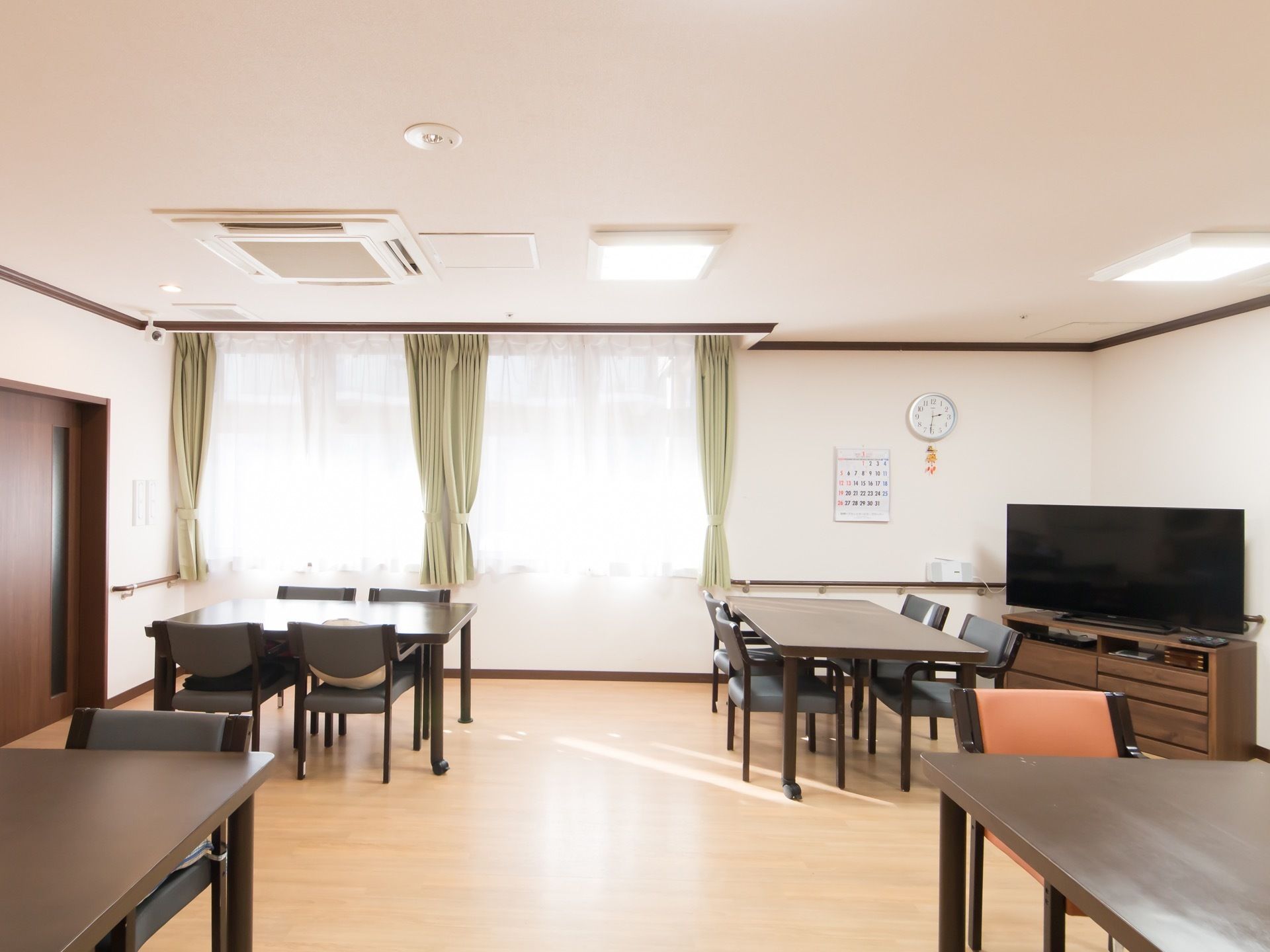 広々とした食堂は窓から日が入り、居心地が良く落ち着いている。部屋の奥には大きなテレビを配置している。