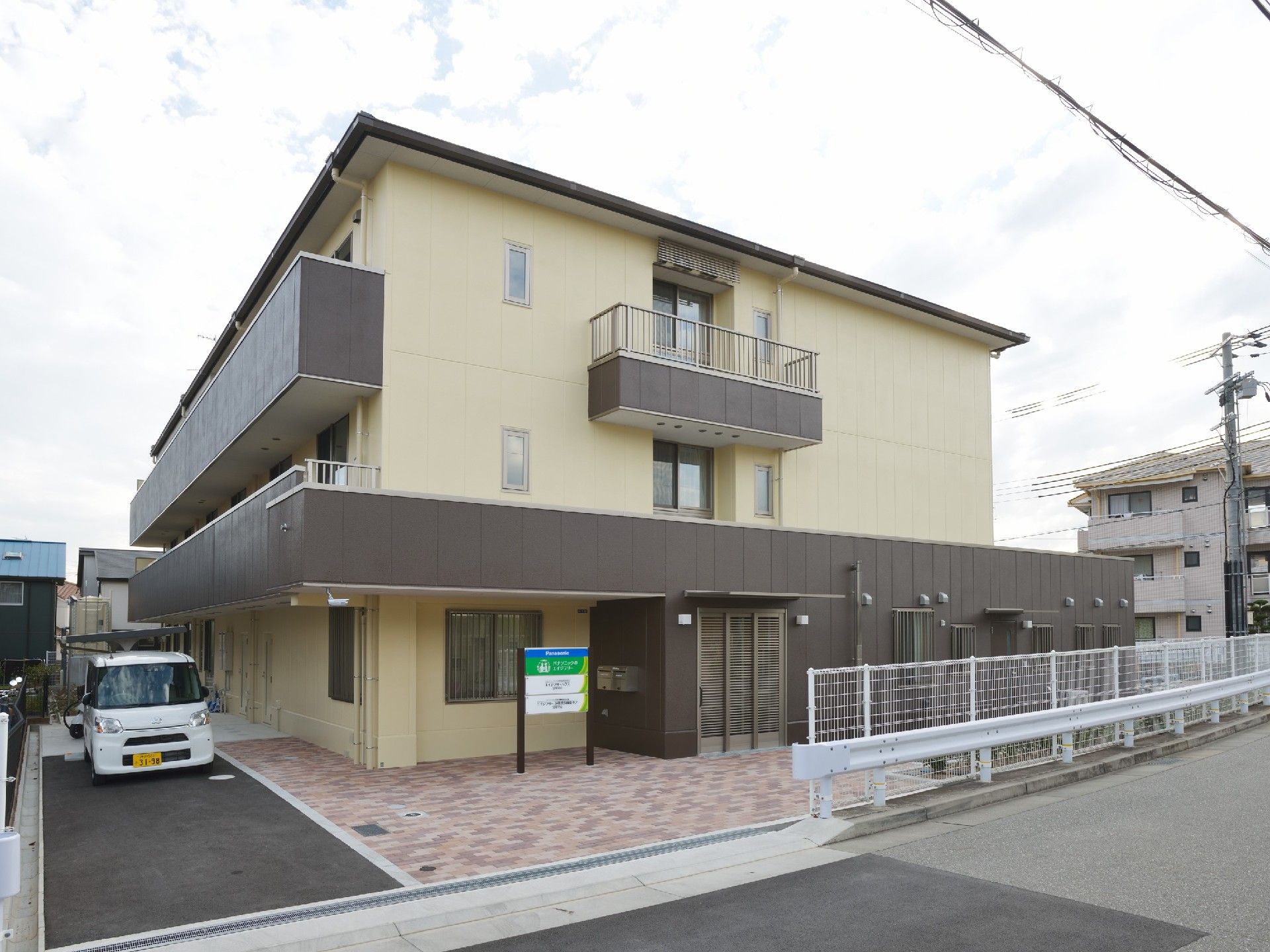 3階建ての建物には駐車スペースがあり、各フロアにベランダも付いている。
