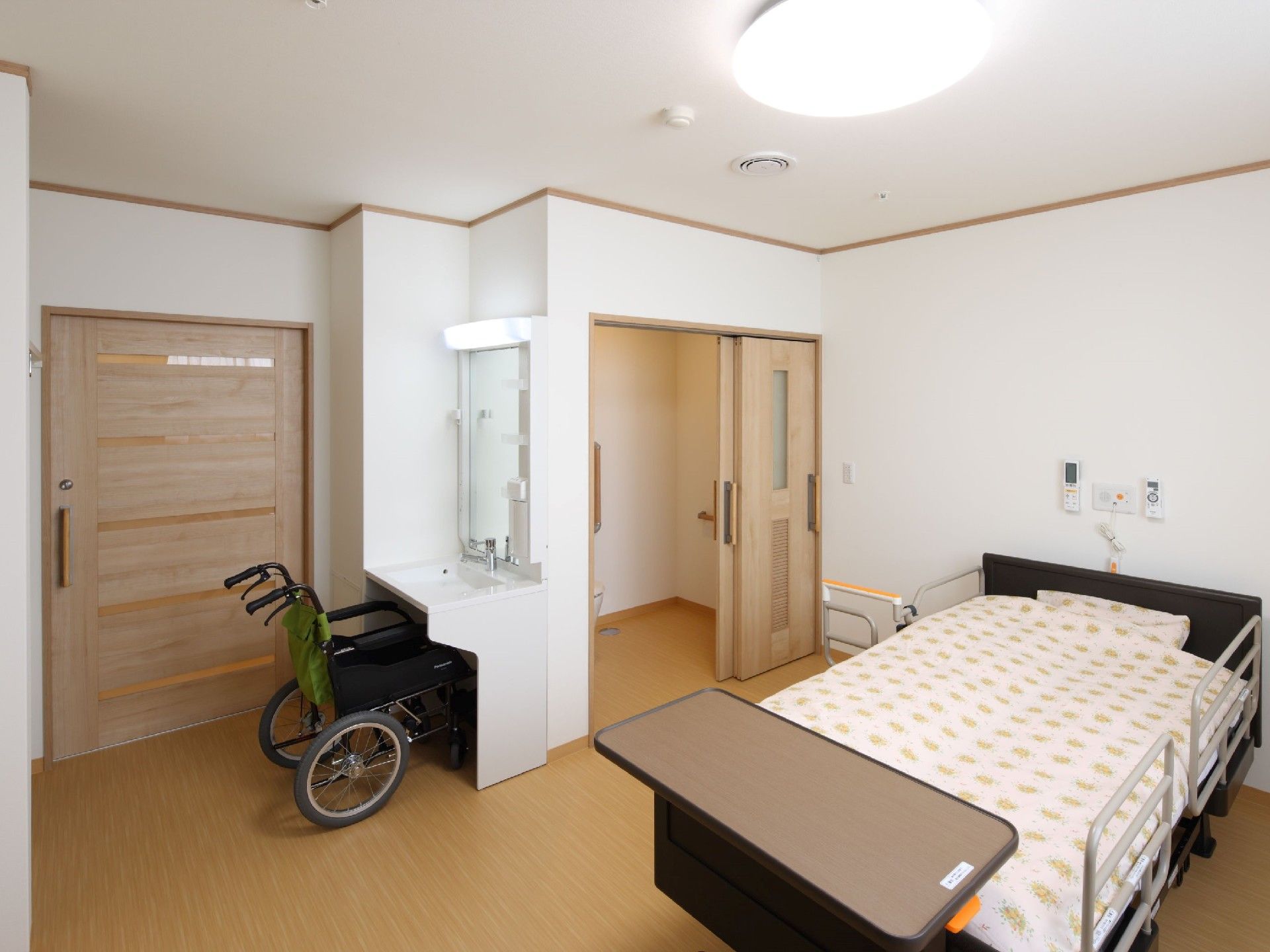 緊急通報装置が壁につき、トイレも設置されている居室はフローリングで洗面所もある。