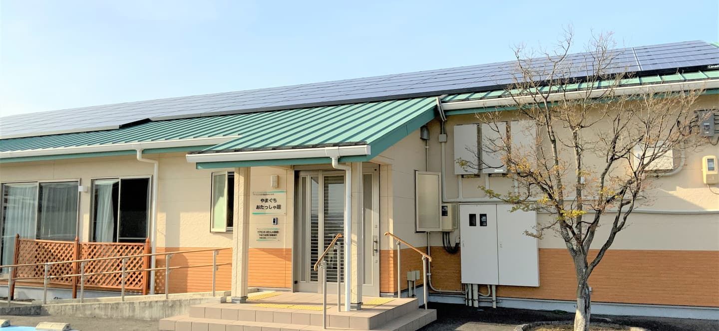 明るい外観の建物入口