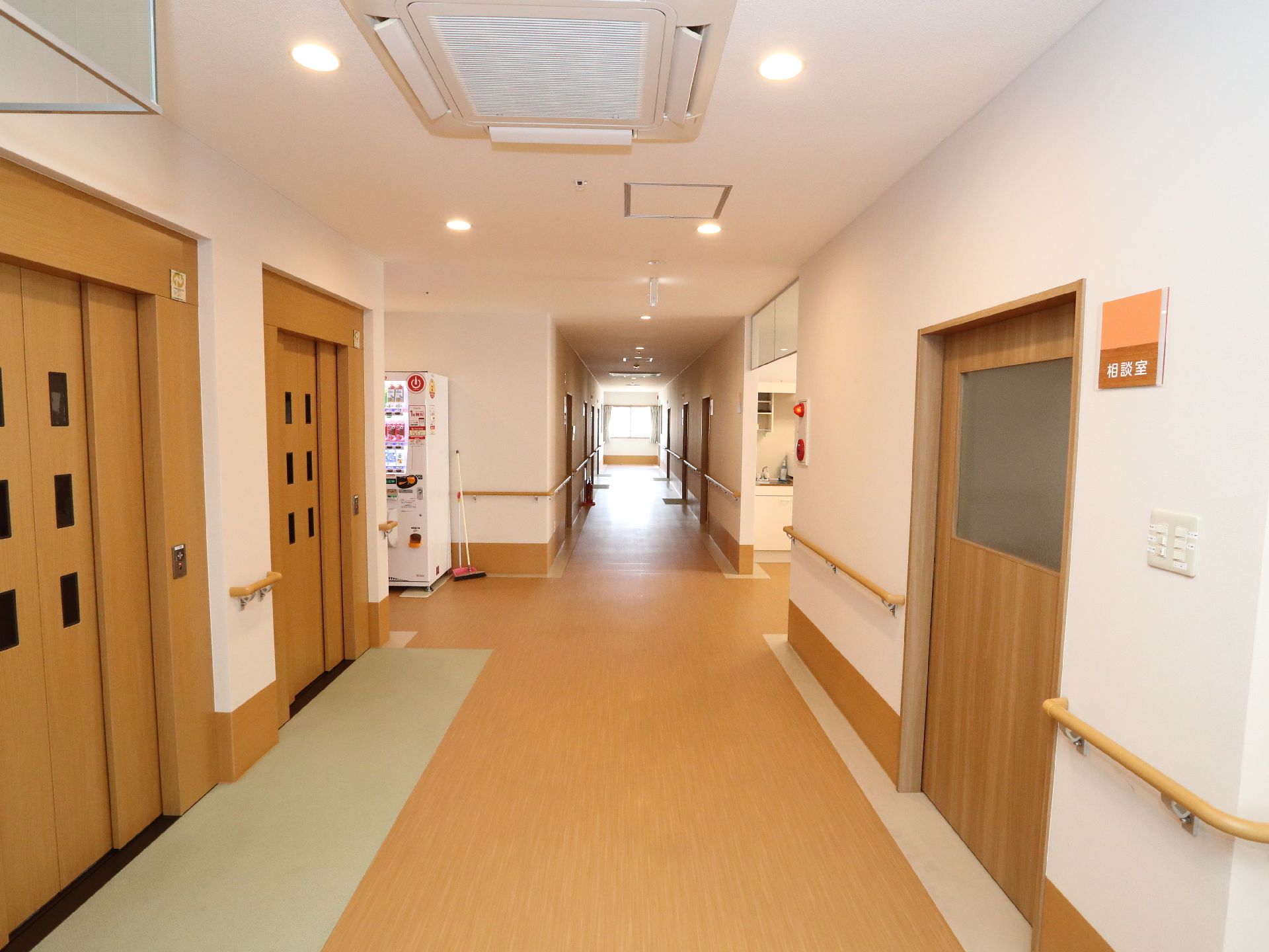 手すりが多く設置されている廊下