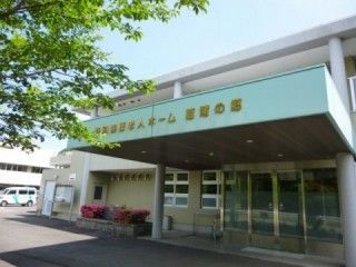 明るいエントランスの施設