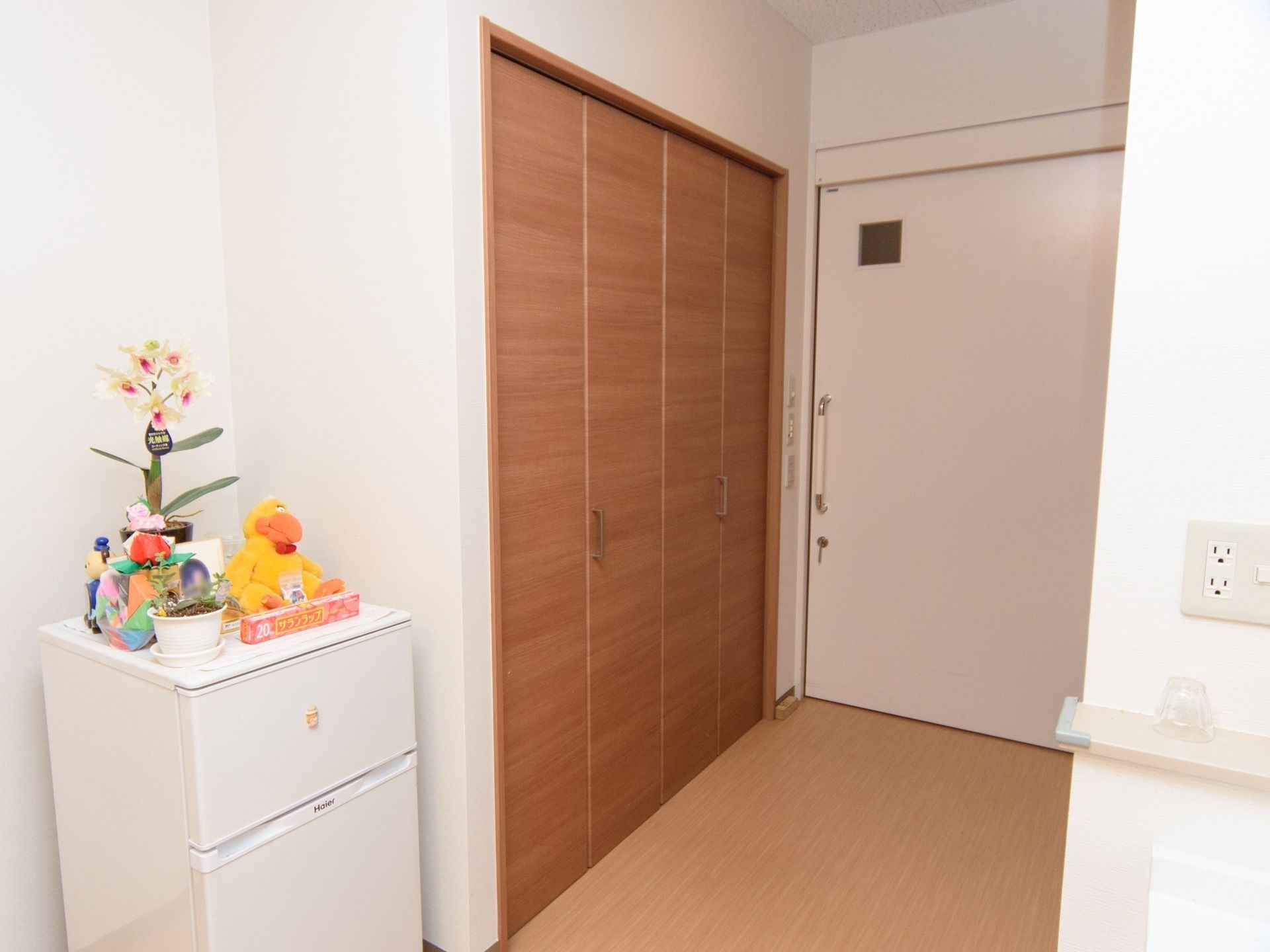 居室はクローゼットが備わったワンルームタイプの部屋である。出入口の扉には、スライドドアが採用されている。